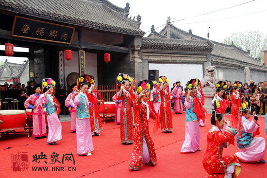 游客參觀清明小長假新推出的本土特色節(jié)目《鼓樂迎賓》。