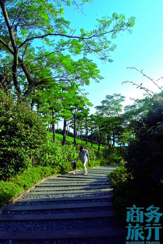 很多父母會帶著孩子在步行道漫步。