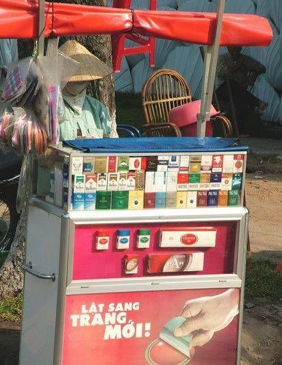 　煙攤，越南街頭隨處都是這樣的流動小攤。