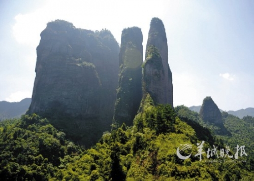 江郎山以“三爿石”著稱,三爿高約319米的巨石凌空而起。