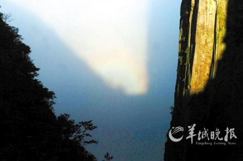 武功山四絕之一的“云海佛光”在大雨過后出現(xiàn)。