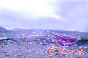 沿途遍地可見的五彩經幡。