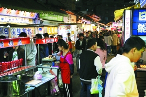 　　品味臺(tái)灣,又怎能錯(cuò)過那些親民夜市。