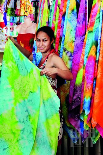 　　Pareo,這一幅幅有著漂亮圖案、色彩繽紛的布,是大溪地人最美的衣