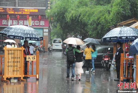 圖為“五一”小長假首日門票檢查仍偏松。楊華峰 攝