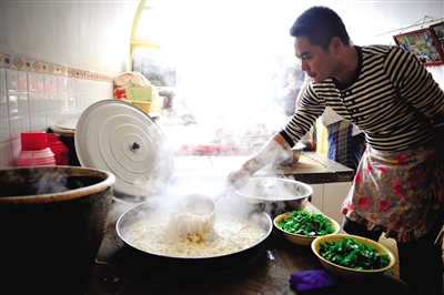 榆林的羊雜湯總是要加上大量的粉條。