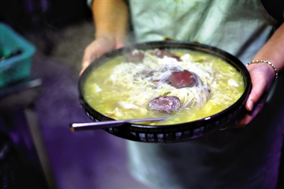 酸菜燉血腸是長白山一帶常見的菜品,有著東北地區(qū)典型的質(zhì)樸、實(shí)在的風(fēng)格。