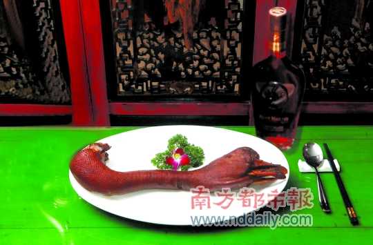 人頭馬誠(chéng)印干邑白蘭地是高端宴席的佐餐佳釀，圖為鹵水老鵝頭