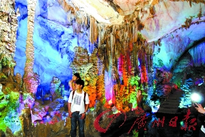 五光十色的封開龍山溶洞步移景換,令人贊嘆。