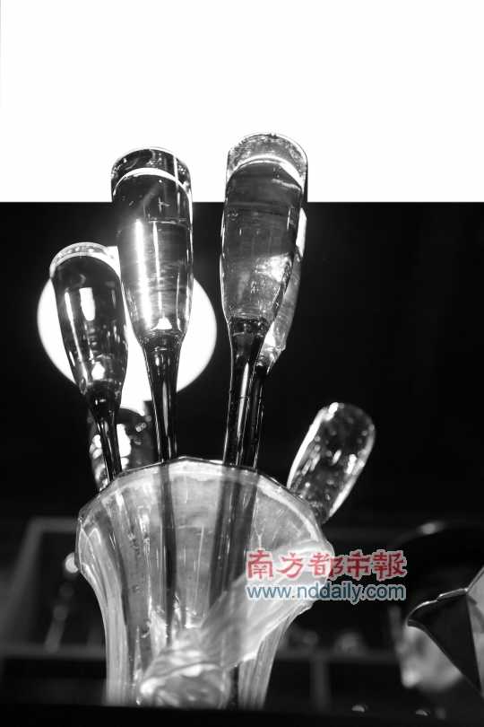 調(diào)制好的雞尾酒倒在造型奇特的玻璃杯中。