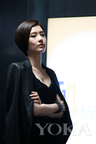 申映畫是極具事業(yè)心的富家小姐，造型簡約干練，面料質地上乘