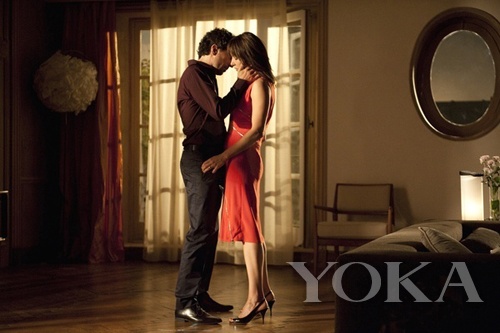 基本款用漿果色散發(fā)女人味，腰間的獨特設計更添風情