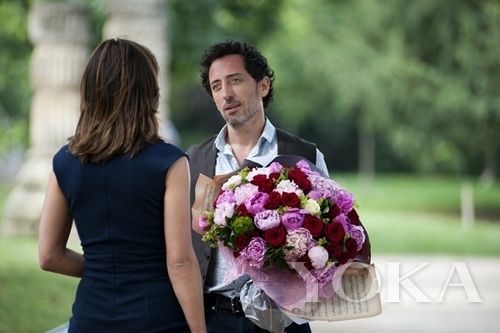 背影的完美同樣重要，衣服上的橫紋說明太緊繃、手肘處的橫紋說明肌質老化。