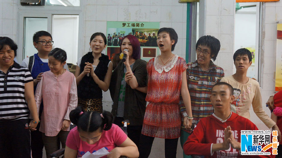 楊千嬅產(chǎn)后首亮相內(nèi)地 獲贈嬰兒裝喜出望外 楊千嬅產(chǎn)后首亮相內(nèi)地 獲贈嬰兒裝喜出望外