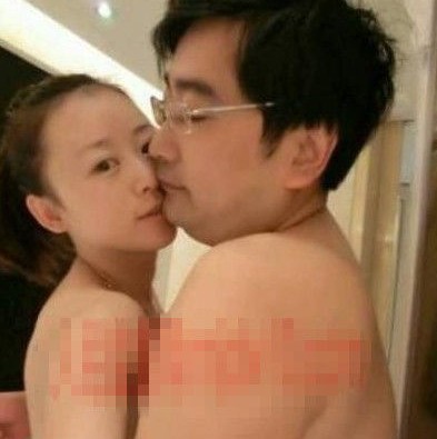 女主播紀(jì)某與國(guó)家檔案局官員范某。