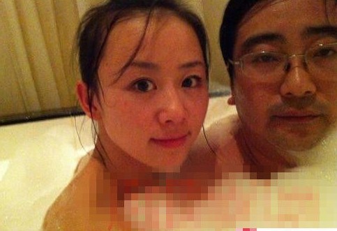 女主播紀(jì)某與國(guó)家檔案局官員范某。