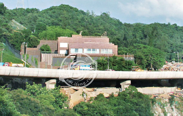 據(jù)悉，“皇宮”有3層高、分前后兩座大宅。前座兩層是邢家的游樂場，地下一層分別設有室外及室內(nèi)泳池，