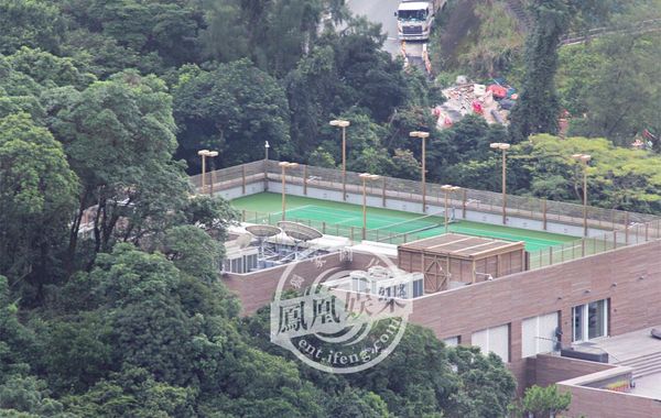 林青霞1994年6月29日嫁給香港商人邢李源，淡出影壇。林青霞婚后樂于相夫教女，其丈夫于2010年退