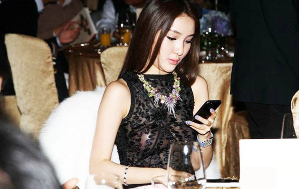 2013年11月30日，郭美美出席保利珠寶拍賣活動(dòng)，現(xiàn)場(chǎng)郭美美一席透視的上衣性感現(xiàn)身，胸前乳貼顯露無(wú)