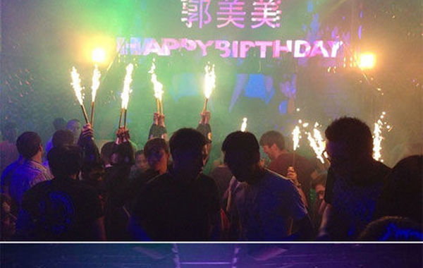 2013年6月16日下午，郭美美在網(wǎng)上曬出一組慶生照。通過照片可以看出，酒吧的巨大舞池中燃放焰火