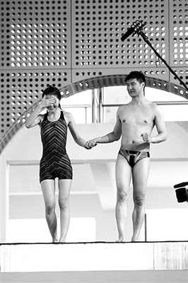 蔡卓妍進(jìn)行《中國星跳躍》的訓(xùn)練，她在教練田亮的陪伴下走上跳臺(tái)，但仍嚇得不敢往下看。 實(shí)習(xí)生 翟超 攝