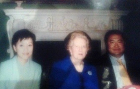 楊瀾丈夫公布與撒切爾夫人合影。