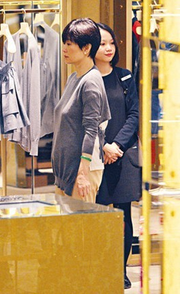 林青霞到香港購物時(shí)疑似激凸