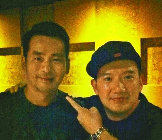 周焯華作為《低俗喜劇》投資人，與男主角杜汶澤合照。