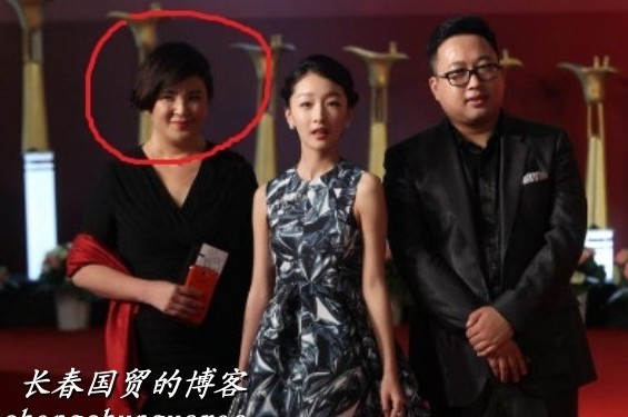 周冬雨與于正（右）和“干媽”（左）。