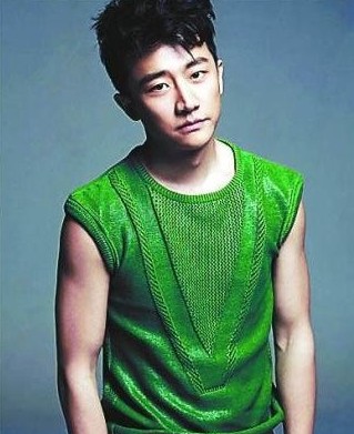 黃軒說起緋聞爆發(fā)的一剎那，語氣里還有點(diǎn)憤憤然。