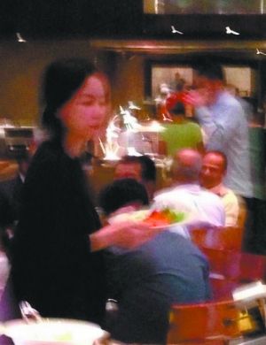 王菲在印度被網(wǎng)友偶遇。