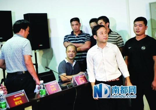 佛山精武會(huì)會(huì)長梁旭輝在弟子保護(hù)下來到現(xiàn)場。