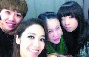 侯佩岑（中）14日在微博公開近照，被粉絲看出臉變圓。