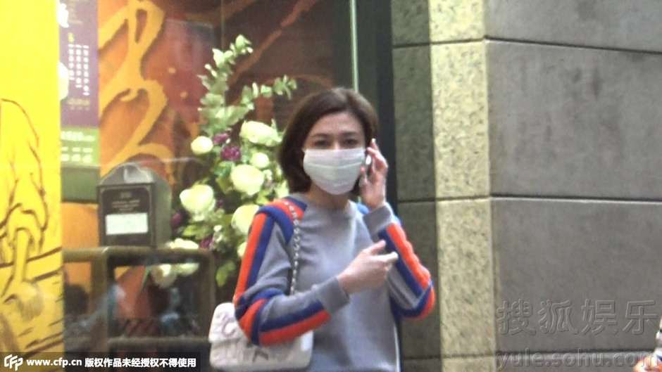 關(guān)之琳口罩遮面無人識 穿短褲打電話美腿超吸睛 關(guān)之琳口罩遮面無人識 穿短褲打電話美腿超吸睛