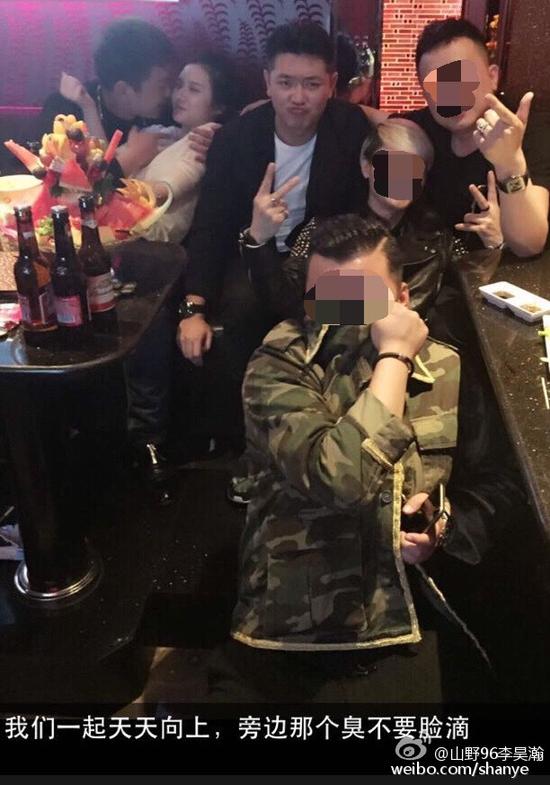 田源朋友辟謠稱左側(cè)抱著女子親吻的是田源的發(fā)小，女子的男友。