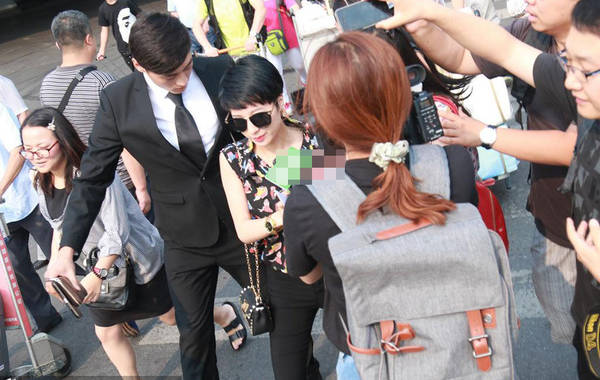 2015年7月6日，北京，陶喆前任楊子晴現(xiàn)身首都機場。剛一出來就遭到媒體圍堵，問及7號陶喆會有反駁證據(jù)