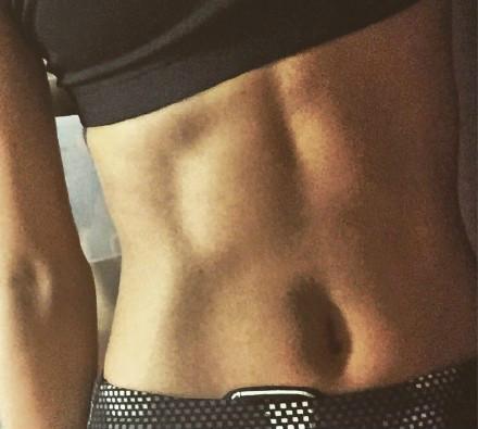 王珞丹曬腹肌照:運動是為了更好的吃 王珞丹曬腹肌照:運動是為了更好的吃