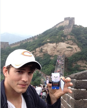 好萊塢著名影星艾什頓庫徹?cái)y“喬大爺”游中國 好萊塢著名影星艾什頓庫徹?cái)y“喬大爺”游中國