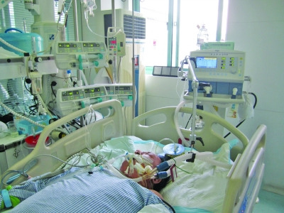 每天愛豪飲的廚師把自己喝成“牛奶血”了。