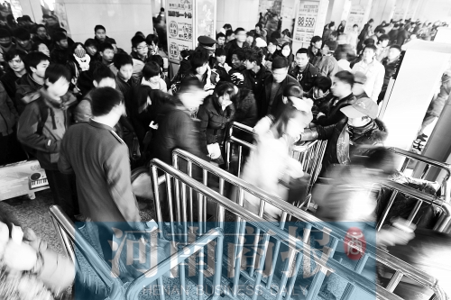 這兩天，汽車站客流量很大　