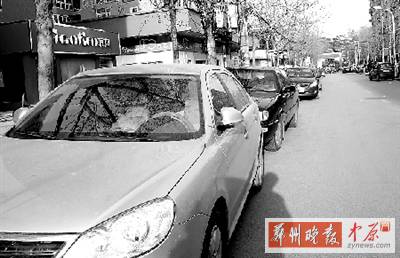 友愛路，路邊停了一排車，本來不寬的路就變得更窄了。