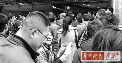 昨日下午，擁擠的排號(hào)人群。