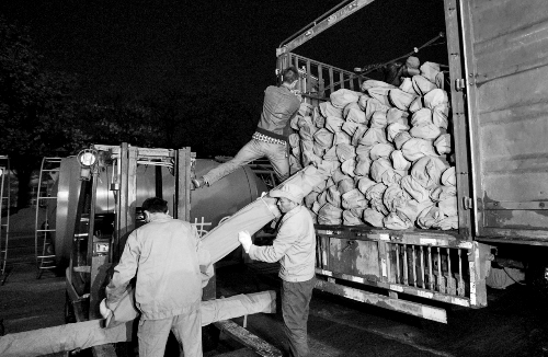 　23日凌晨，首批200套簡易廁所在鄭州裝車