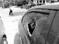 有個人晃了一圈后，寶馬、現(xiàn)代、越野的車窗都“長”出大窟窿