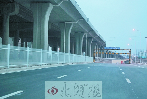 下穿隧道限高3米，不影響公交車(chē)通行。