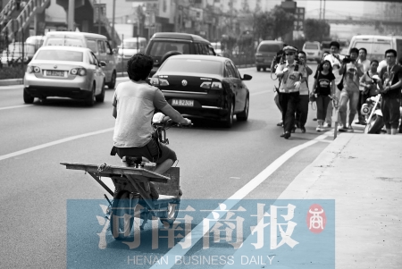 剛駛出隧道口，騎電動車的他被交警攔下 邱曉峰/攝