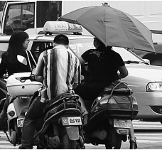 昨日，鄭州市鄭州花園路與農(nóng)業(yè)路交叉口，電動(dòng)車裝傘埋下安全隱患