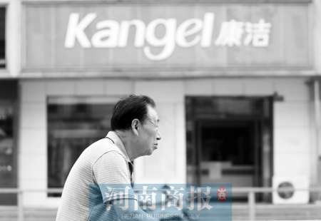 　這一切，將會給康潔公司、加盟商，乃至鄭州洗衣行業(yè)，帶來什么？ 記者 趙卓/攝