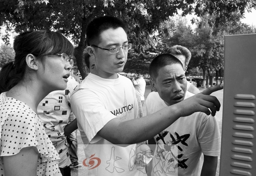 工作人員向市民介紹自行車租賃程序 工作人員向市民介紹自行車租賃程序