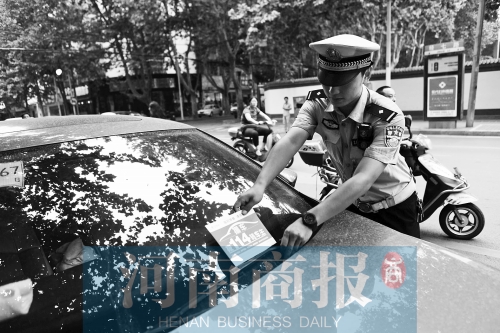 有了這張挪車卡，不會泄露隱私，別人又能方便地聯(lián)系上自己記者 邱曉峰/攝